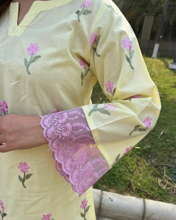 Elegance in every stitch—floral embroidery that tells a story.This embroidered suit blends moder (2) Elegance in every stitch—floral embroidery that tells a story.This embroidered suit blends moder (2)