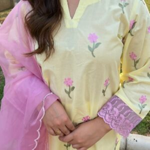 Elegance in every stitch—floral embroidery that tells a story.This embroidered suit blends moder (3) Elegance in every stitch—floral embroidery that tells a story.This embroidered suit blends moder (3)